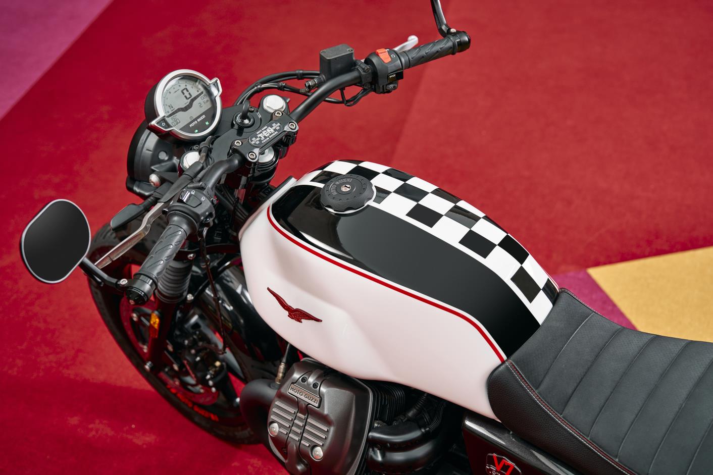 MOTO GUZZI】V7 STONE TEN、人気です！ ｜ ベスパ・モトグッツィの正規 